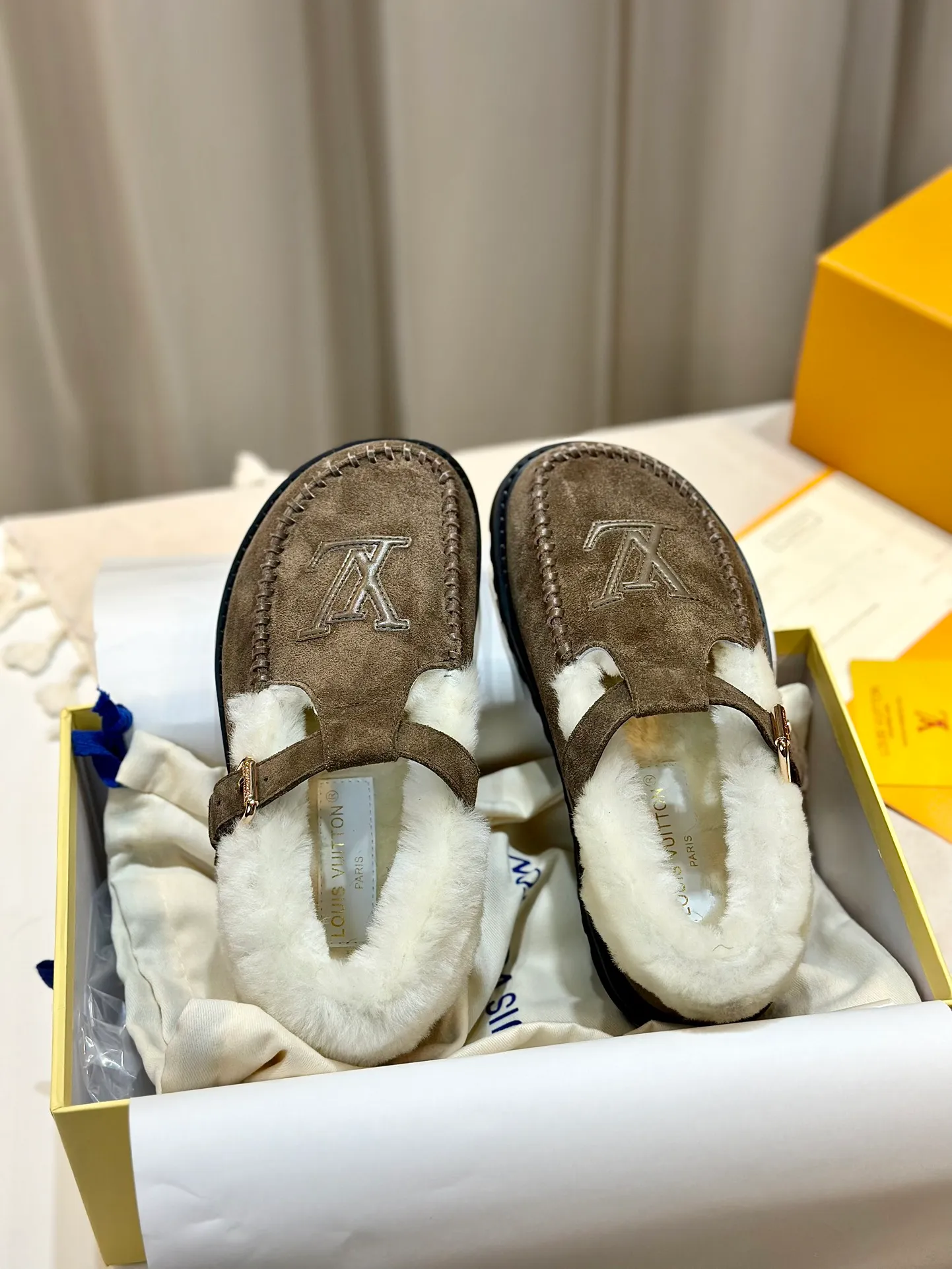 👟👟Ex-factory price 540👟👟Mauri version Louis Vuitton lv louis vuott…on fw24 new arrival～The latest furry slippers for autumn and winter～This pair of furry slippers is also very good-looking! The leather ones are very high-end! ! !Paired with denim shorts in autumn and winter, it’s perfect! Put it on and you will instantly have your ideal height! A favorite style, with fashionable elements, the appearance of the upper is full of nobility. Wearing it can always show the fashionable charm of women. It is fashionable but not too showy. The high-end beef tendon on the upper and the Lvjia letter buckle are so beautiful. Upper: imported high-end frosted/cowhide. Outsole: original outsole. Inner lining: imported real wool. Size: 35-42 (customized at .42).